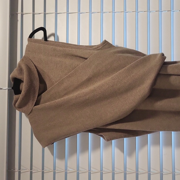 Halston Wool/ Cashmere Sweater - Picture 3 of 9